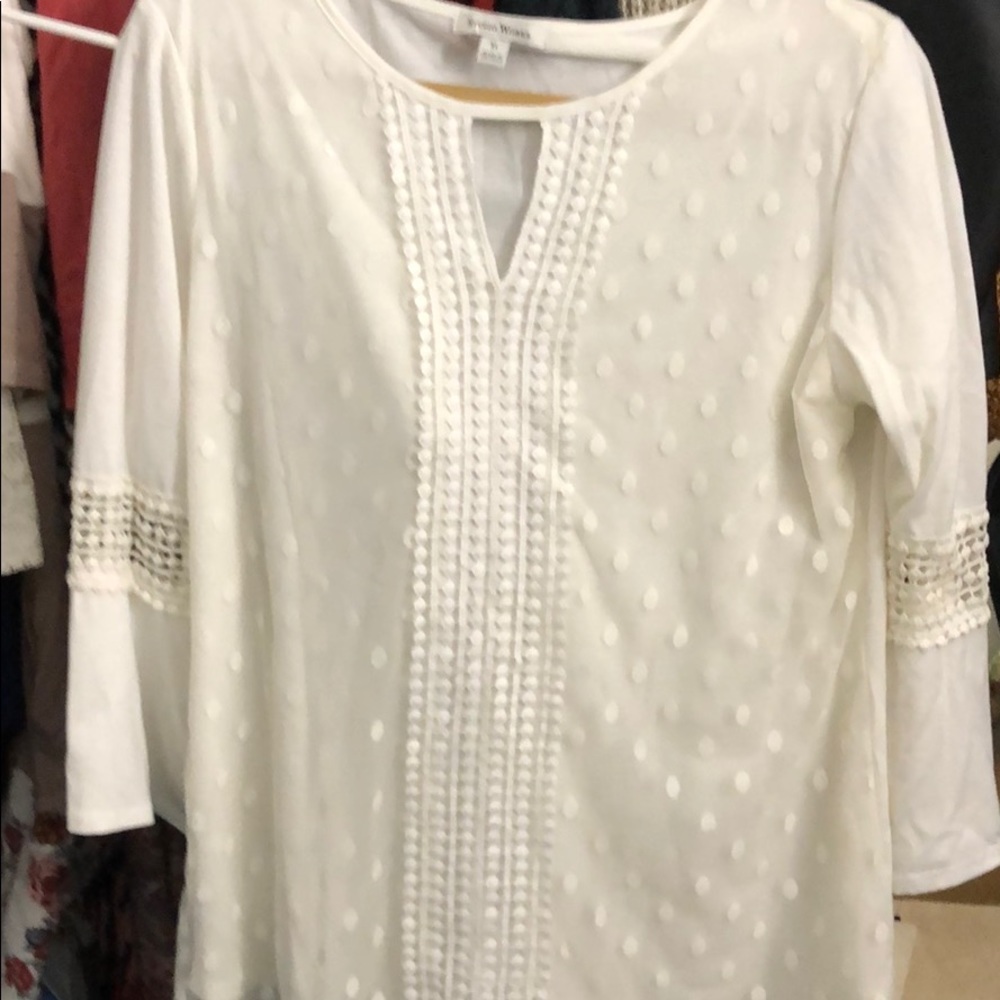Beautiful detailed bell sleeved shirt
